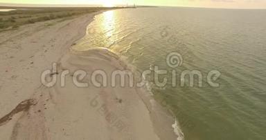 4k空中-沙质海岸潮汐海浪的空中射击
